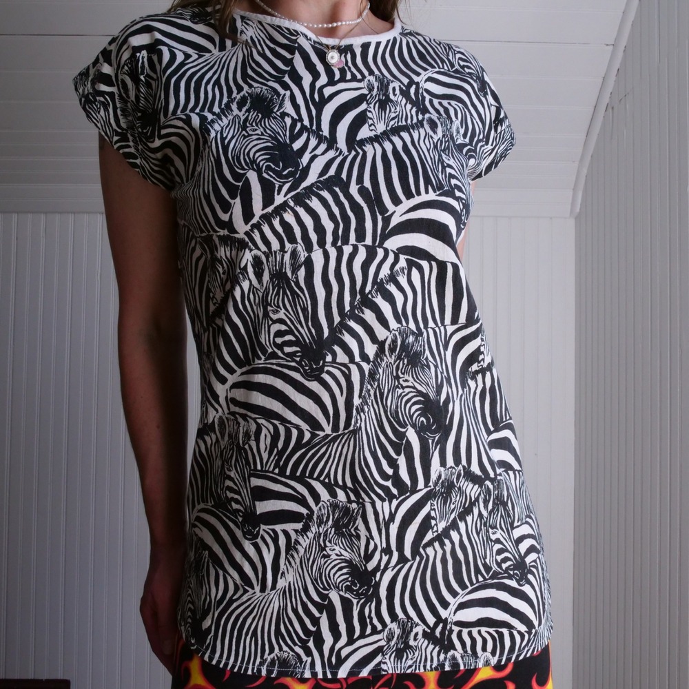 Fun vintage 80s Cost‎ Plus AOP zebra print cotton longline tshirt